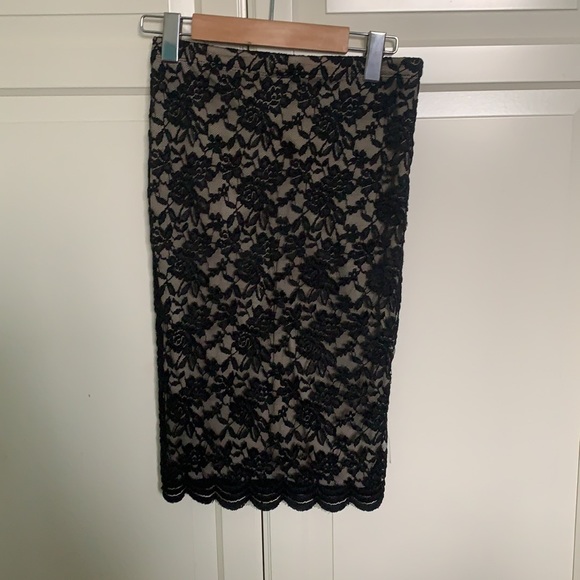 Lace floral pencil skirt - Picture 2 of 2